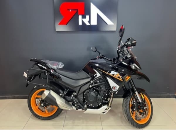 Siyah-turuncu RKN 530 ADV, RKN showroom'unda